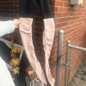 ALO Yoga Pants - Alo Yoga Goddess Leggings - Black/Blush - XS ALO Yoga Pants - Alo Yoga Goddess Leggings - Black/Blush - XS